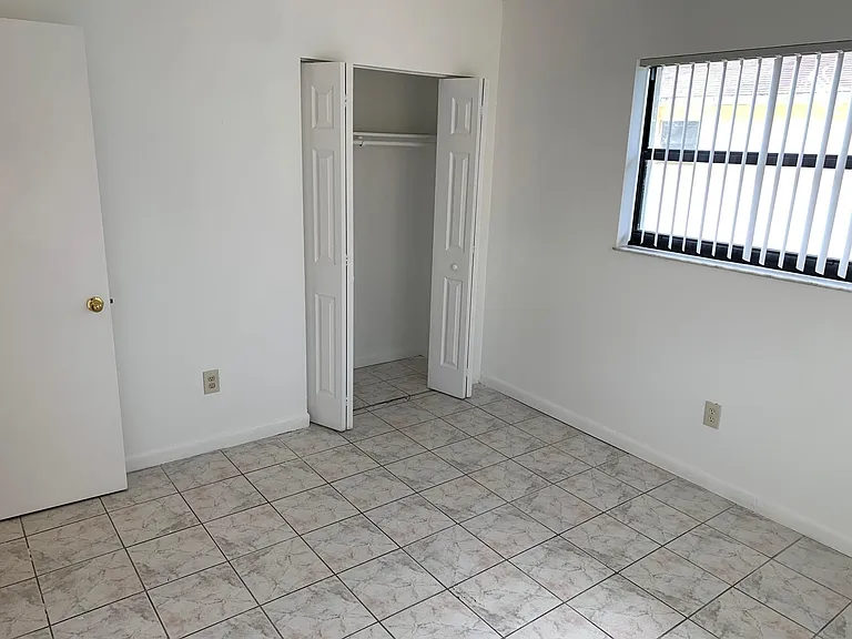 1331 W 44th St #1 — Photo 11