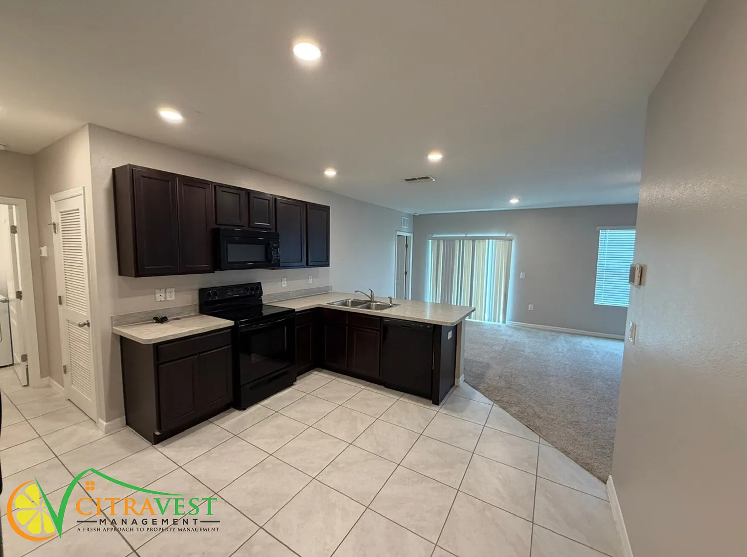 Newer 3 Bedroom, Available in Winter Haven! — Photo 3