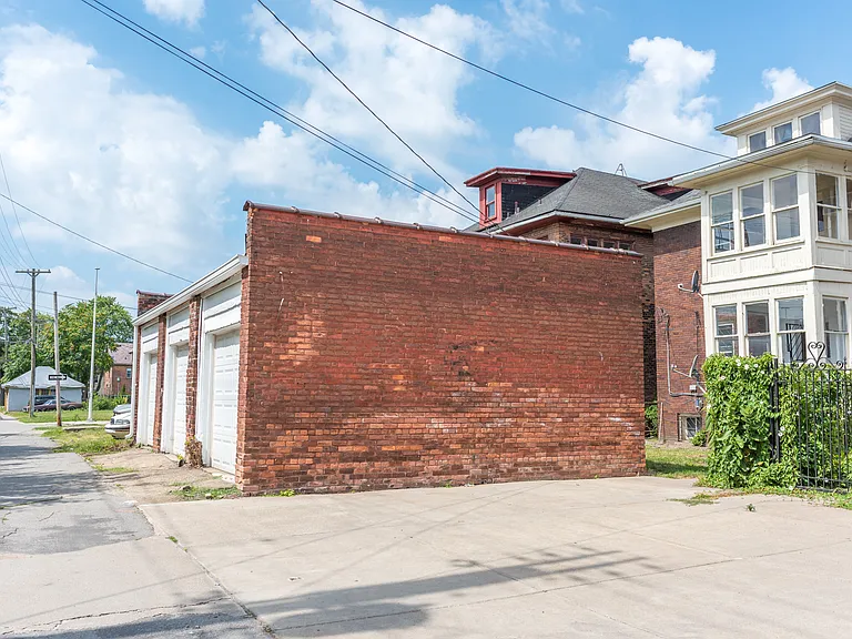 420 E Ferry St #1 — Photo 22