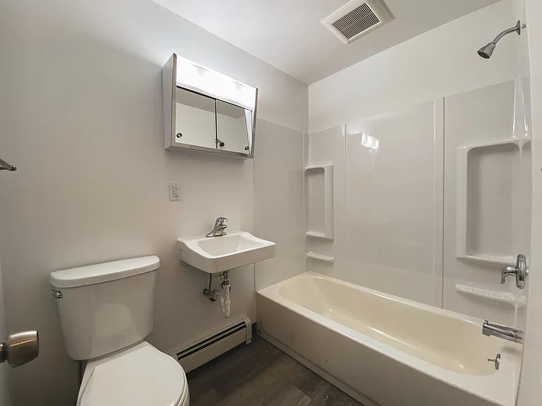 Holland Gardens Apartments — Photo 14