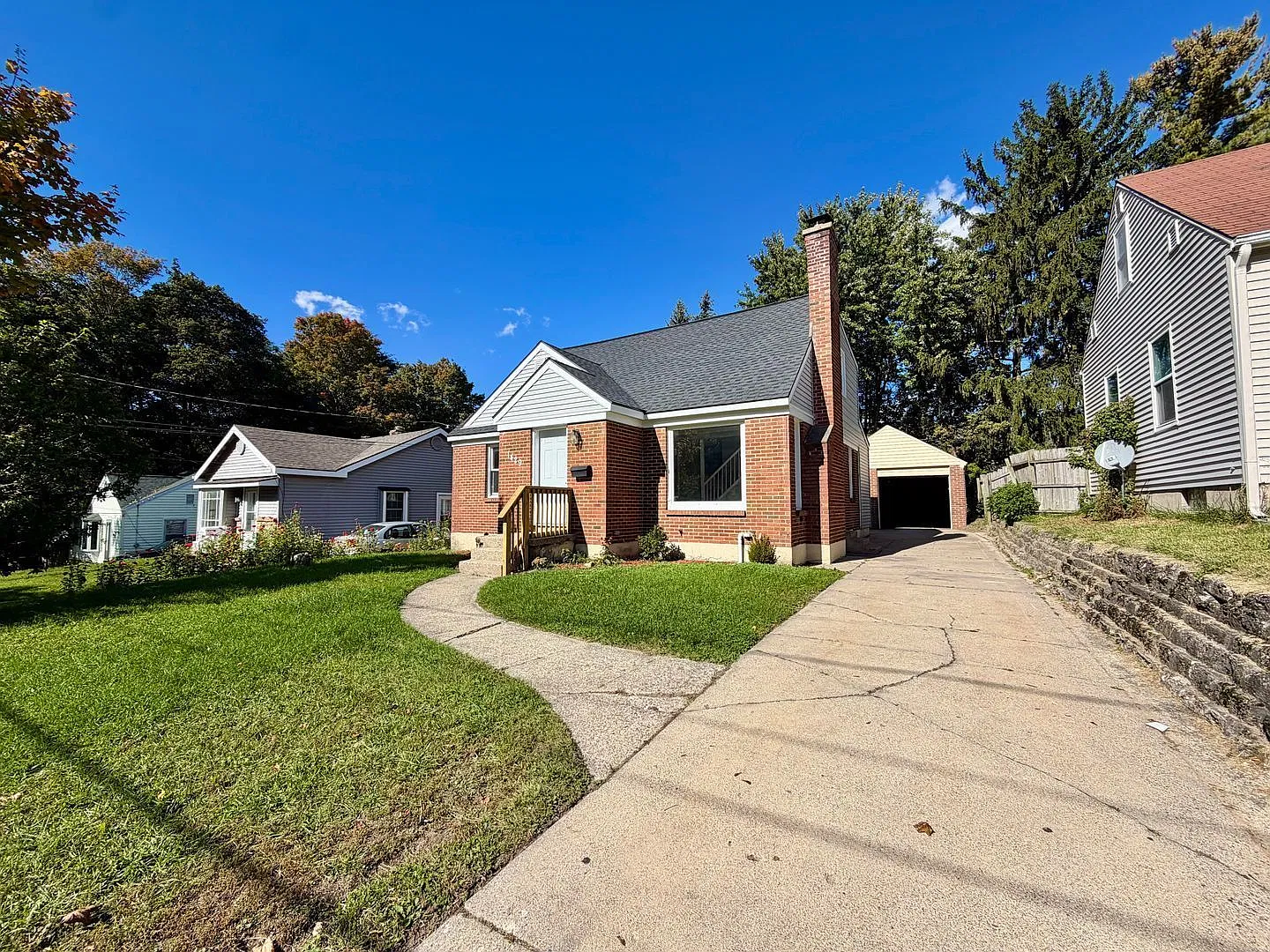 4 bed, 2.0 bath, 1371 sqft, $2,000 — Photo 2