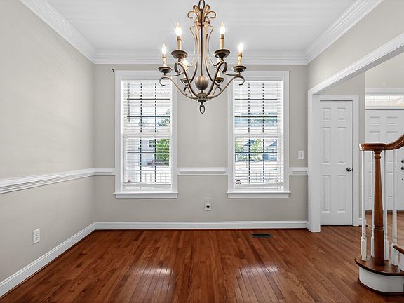 4th image of 370 Long View Dr