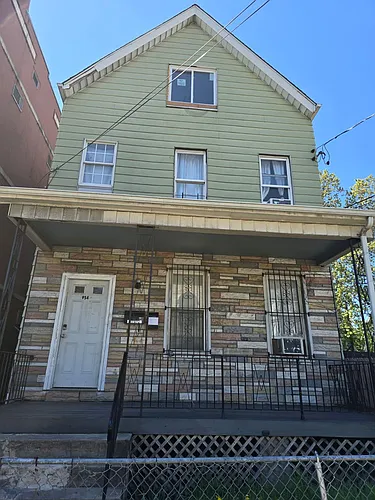 954 E Grand St Photo 1