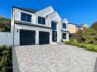 7 Crescent Cove Dr, Seaford, NY 11783