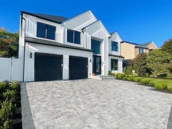 7 Crescent Cove Drive, Seaford, NY 11783