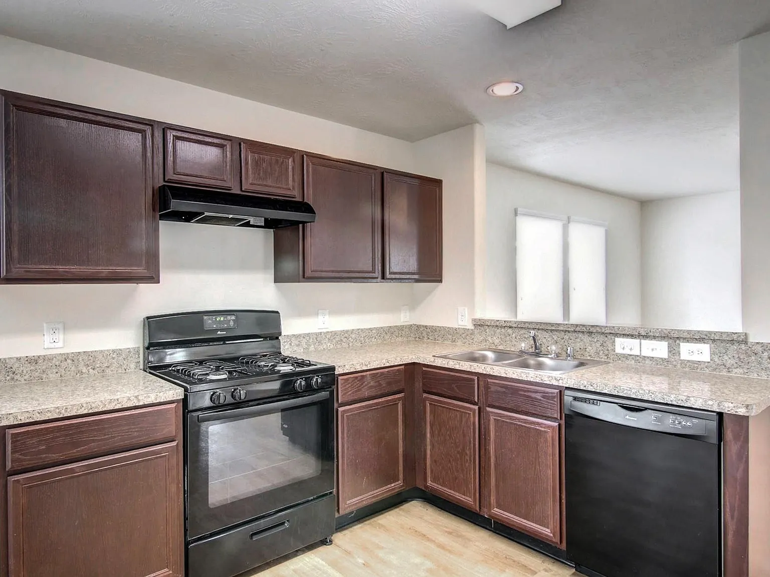 3 bed, 2.5 bath, 1806 sqft, $1,960 — Photo 2