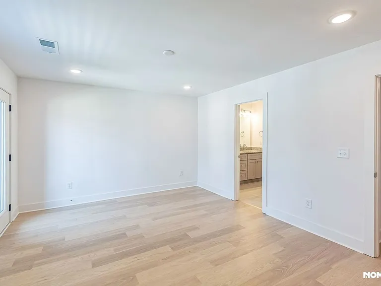 550 Markham St #10 — Photo 15