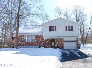 19 Wampum Dr, Saratoga Springs, NY 12866