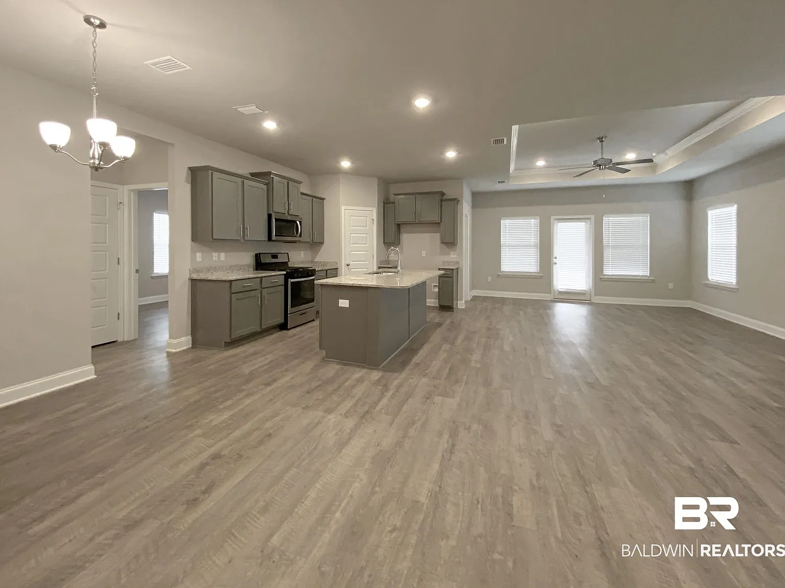 4 bed, 2.0 bath, 1919 sqft, $2,295 — Photo 2