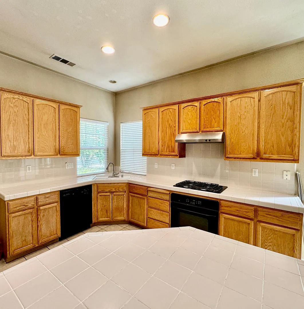Single Story 4 Bedroom 2 Bath Home for Rent — Photo 3
