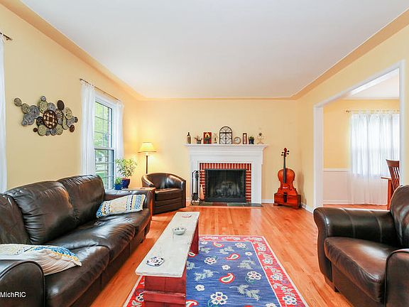 5th image of 1129 Eastwood Ave SE