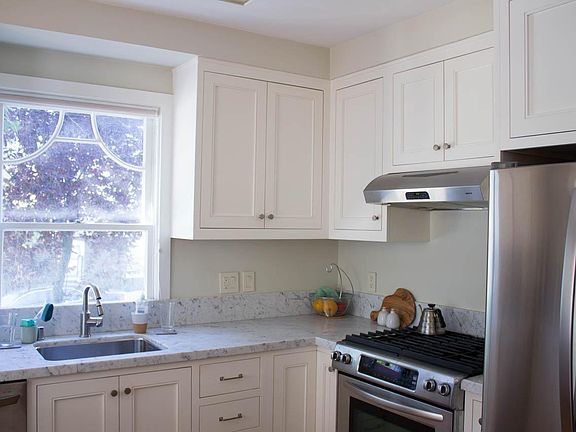 4th image of 83 Grattan St