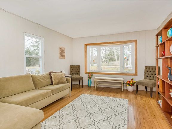 3rd image of 240 Oakwood Ave