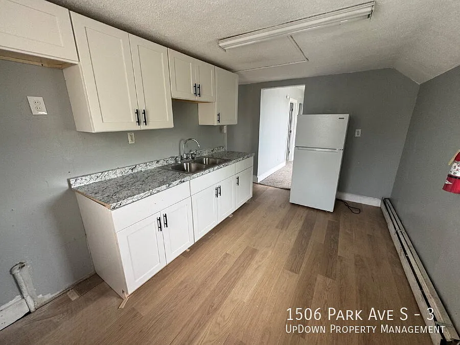 Spacious 3-Bedroom upper unit on Park Ave S 1200 Sq Ft of Comfort in Minneapolis, Section 8 Welcome! — Photo 3