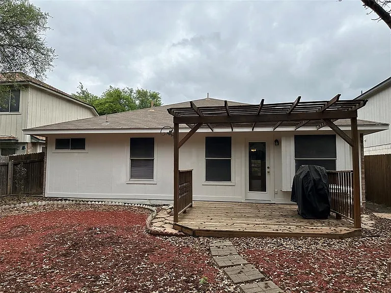 706 Luke Ln — Photo 17