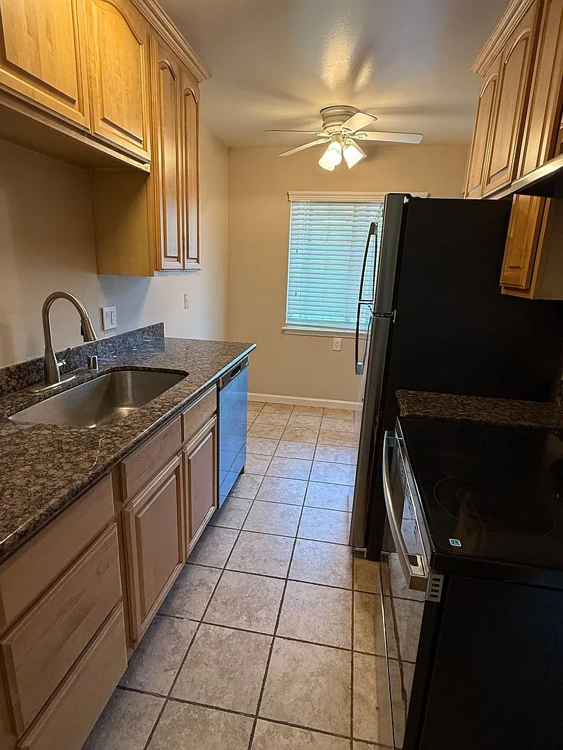 Spacious 1 Bedroom, 1 Bathroom In Great Santa Clara Location. Ground Floor. Hardwood. Must See — Photo 4
