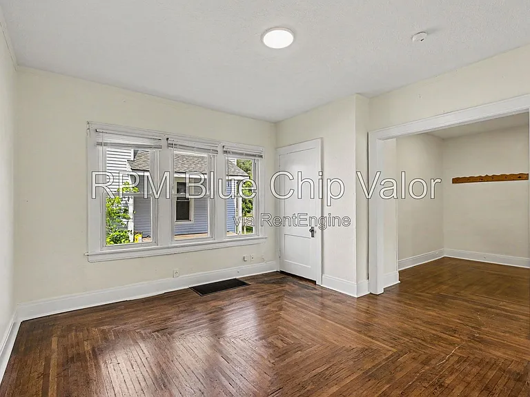 1832 Woodlawn Ave — Photo 14