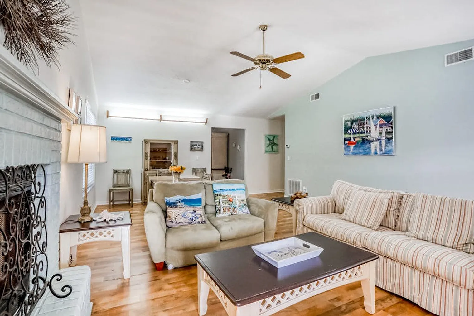 3 bed, 2.0 bath, 1517 sqft, $3,105 — Photo 2