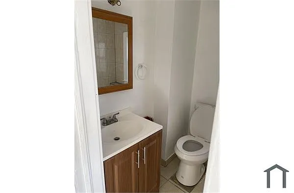 Building Photo - 26 Walloon St #2