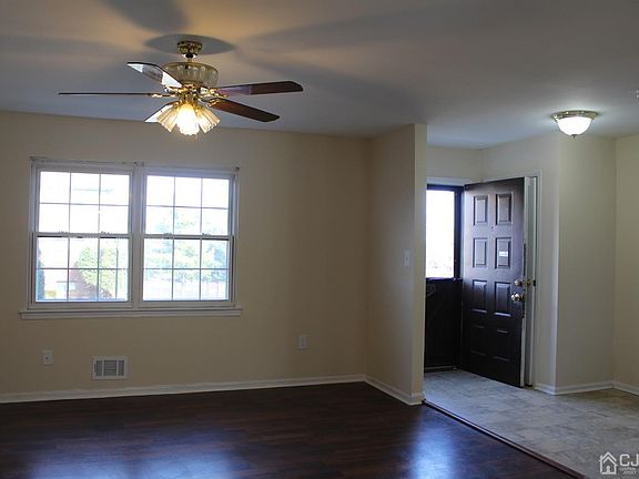 4th image of 702 Maple Hill Dr