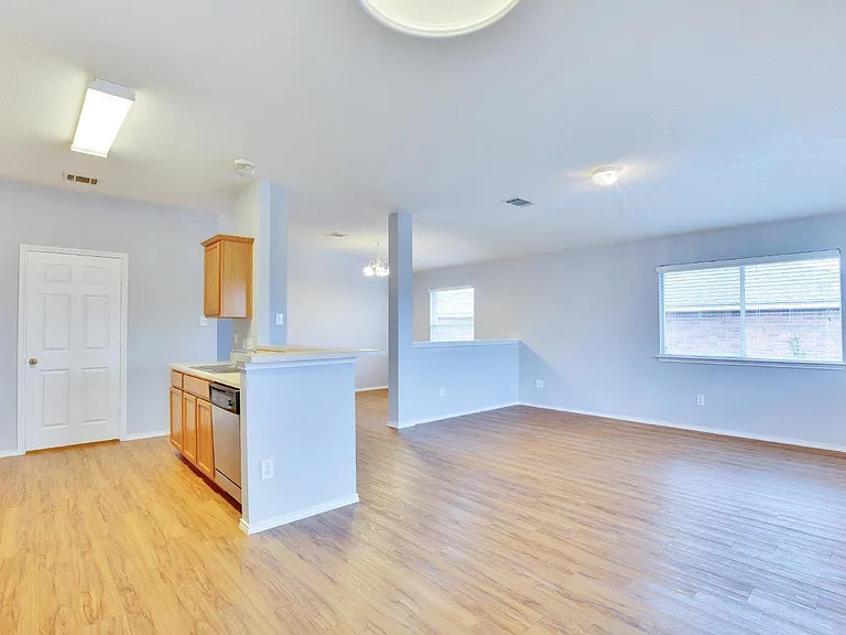 1002 Remington Dr — Photo 7