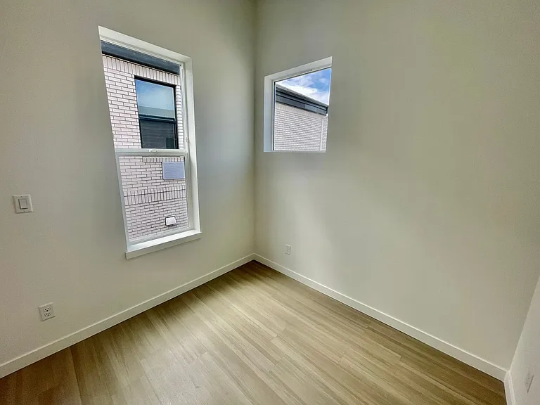 Greenwich Ave Apartments — Photo 11