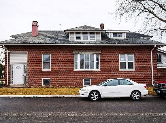 2nd image of 694 E Oakton St