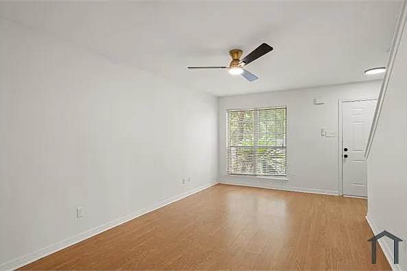 981 Dickenson Ave — Photo 4