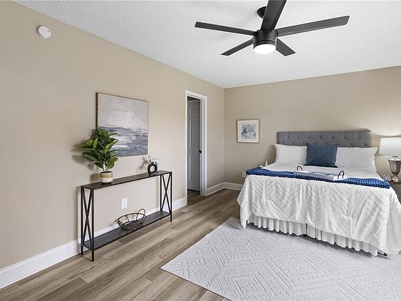 4th image of 102 Discovery Bay NW
