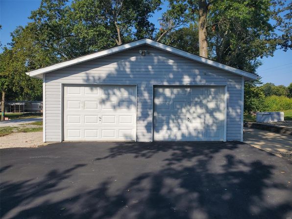 19983 Oak Dr, Carlyle, IL 62231