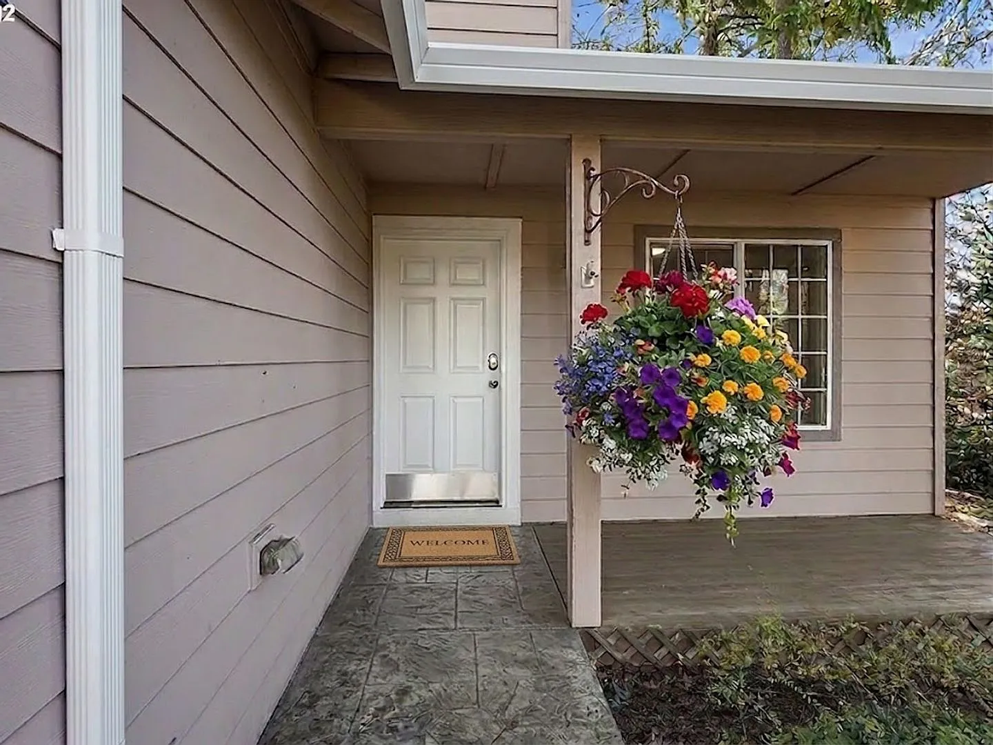 Welcome home to your private woodland retreat tucked away in the heart of Gladstone! — Photo 2