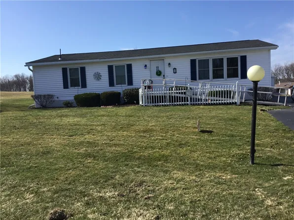 8 Hilltop Dr, Bergen, NY 14416
