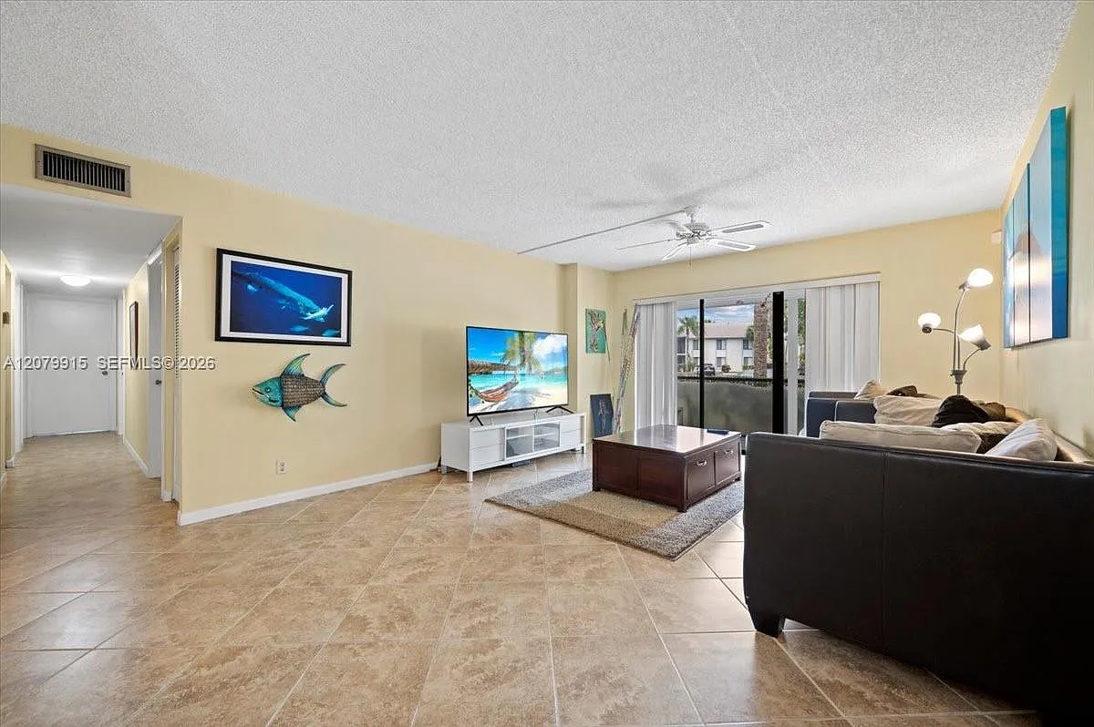 Palm Club Village I Condo — Photo 4