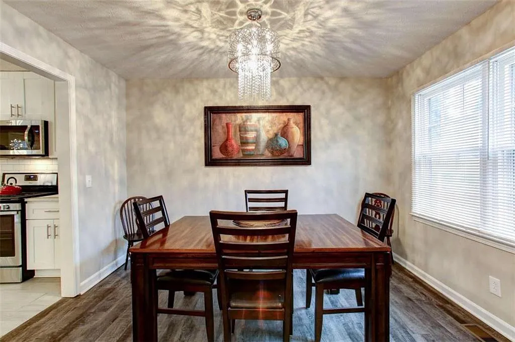 3 bed, 2.0 bath, 1800 sqft, $5,250 — Photo 3
