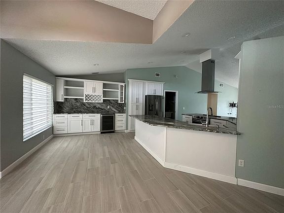 4th image of 102 Spinwood Ct