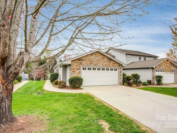 18 Holiday Dr, Arden, NC 28704