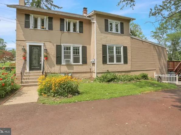 6 Perkiomen Ave, Spring Mount, PA 19473