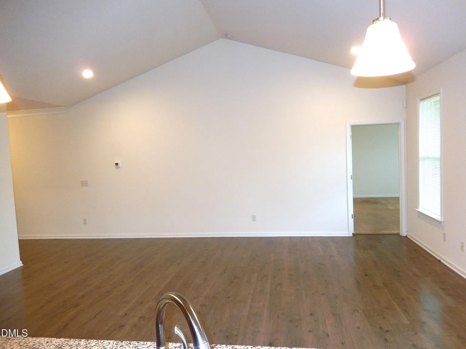 3 bed, 2.0 bath, 2076 sqft, $2,100 — Photo 3