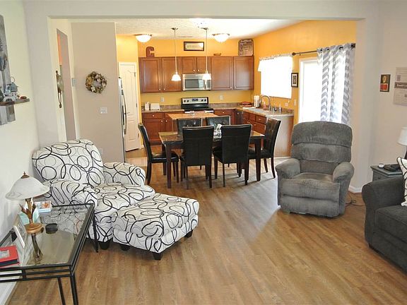 3rd image of 684 Radnor Ln