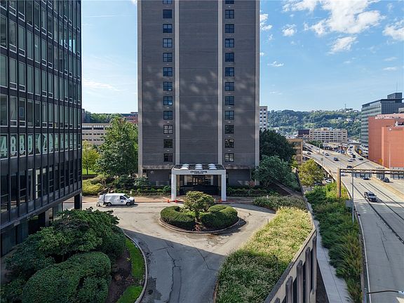 2nd image of 112 Washington Pl APT 15A