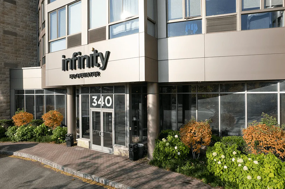 Infinity Edgewater — Photo 2