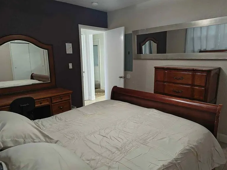 5741 SW 24th Ave — Photo 7