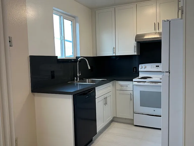 378 Richmond Dr #4 — Photo 4