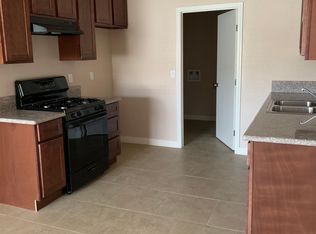 1235 Cardinal Ln, Kingsburg, CA 93631