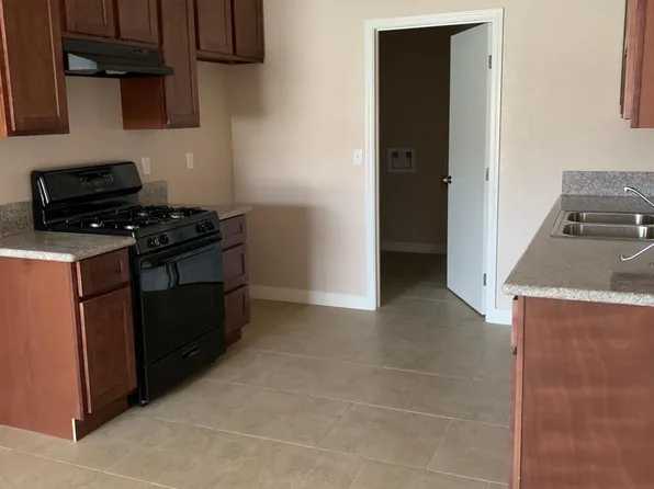 1235 Cardinal Ln, Kingsburg, CA 93631