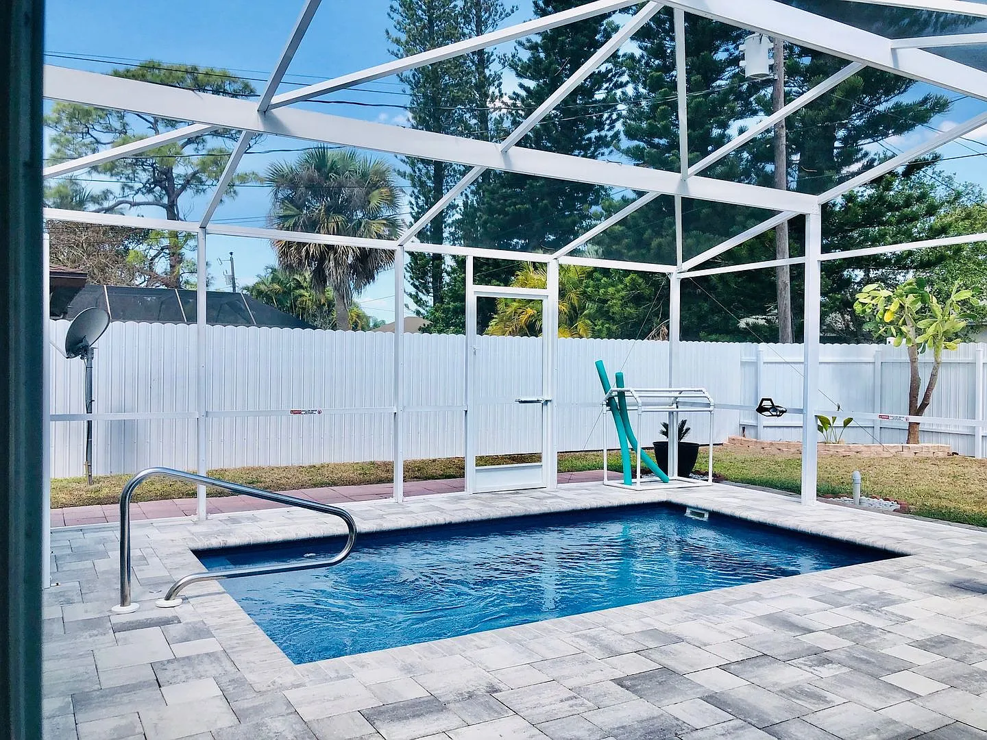 Experience this Short Term Furnished Off season Single Family 2/2 Pool home. — Photo 2
