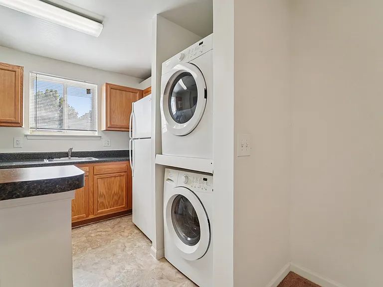2BR, 1.5BA - 939SF - Vacant - Kitchen
