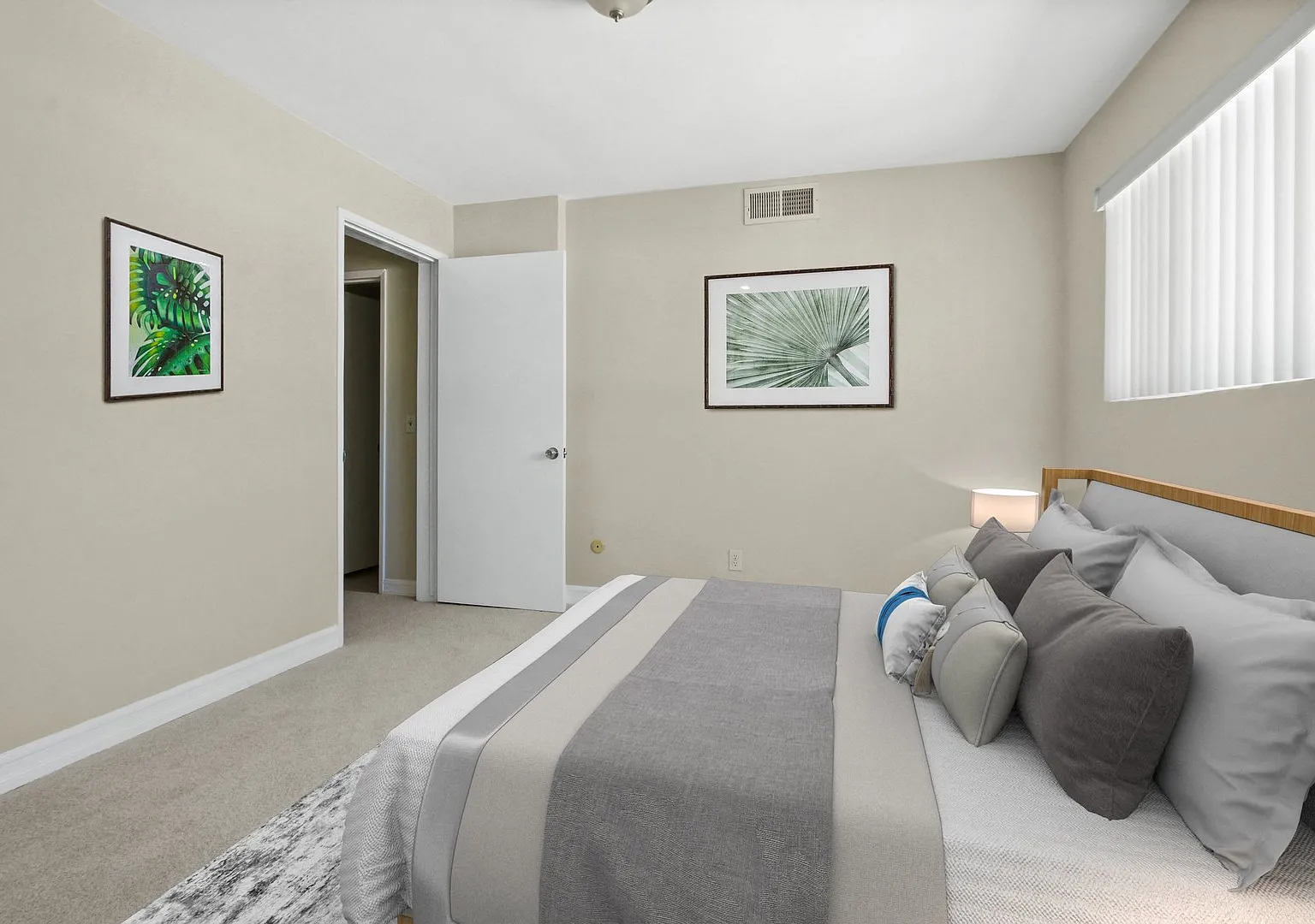 115 Doheny Apartments — Photo 3