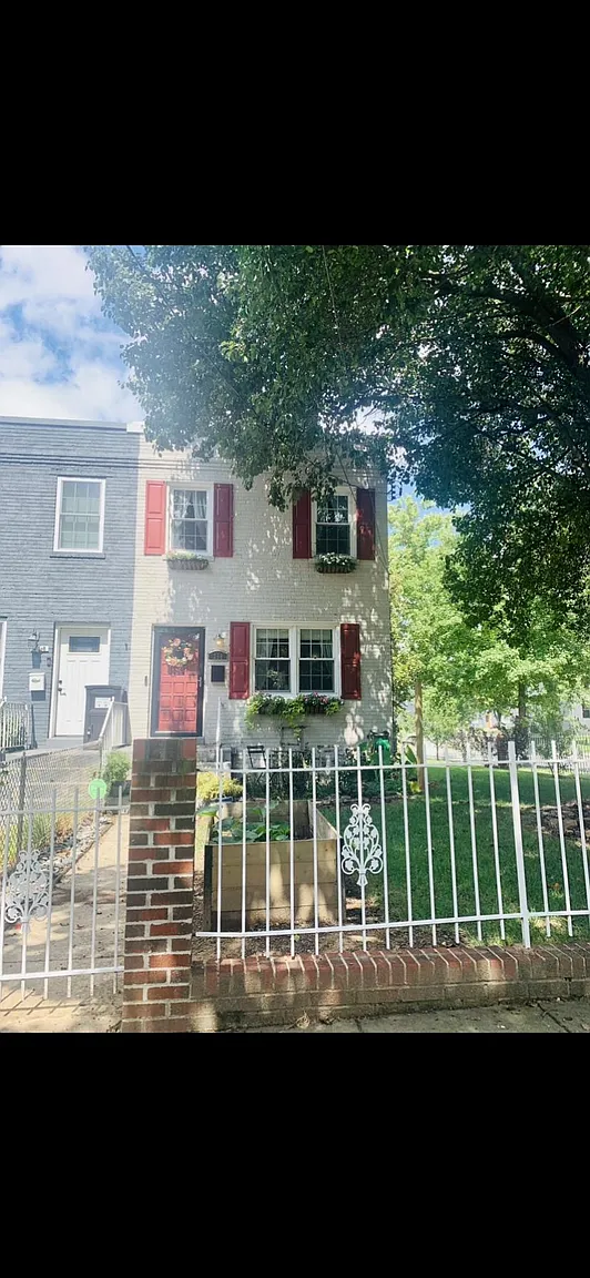 258 Oakwood St SE photo 1
