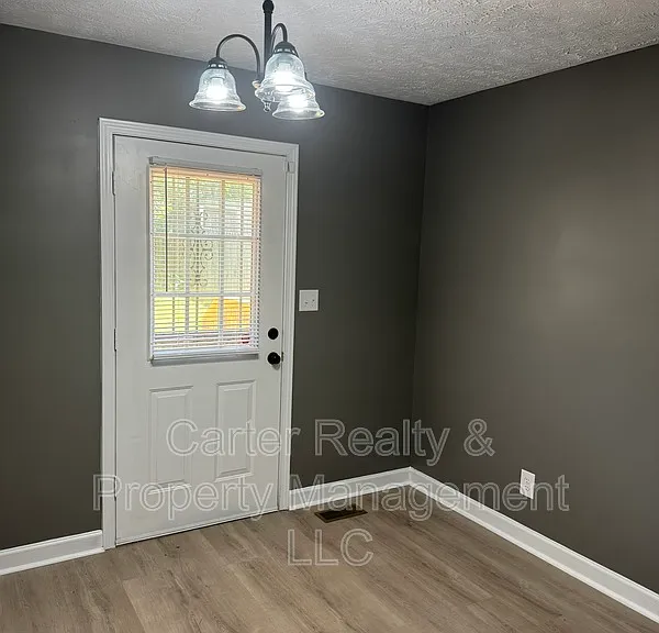 1812 Glade St — Photo 8